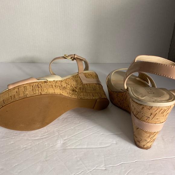 Ladies Guess wedge heel sandals size 9 1/2 gently worn very cute - Picture 9 of 10
